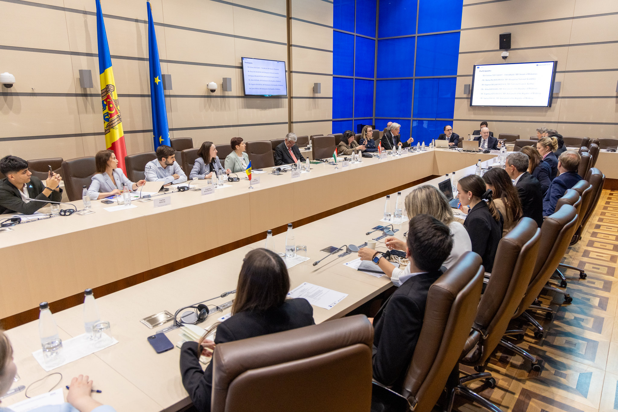 Masă
                                    rotundă organizată în cadrul Proiectului Twinning – „Consolidarea legăturii între
                                    tineri și legislatori”