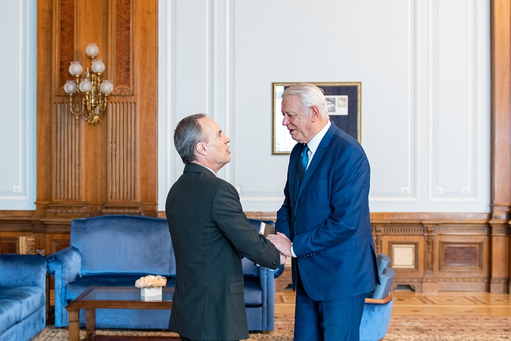 Click pentru a închide