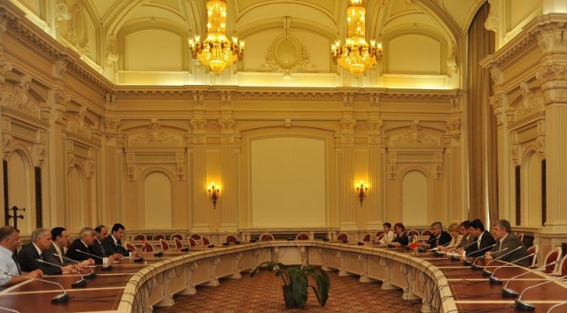 Click pentru a închide